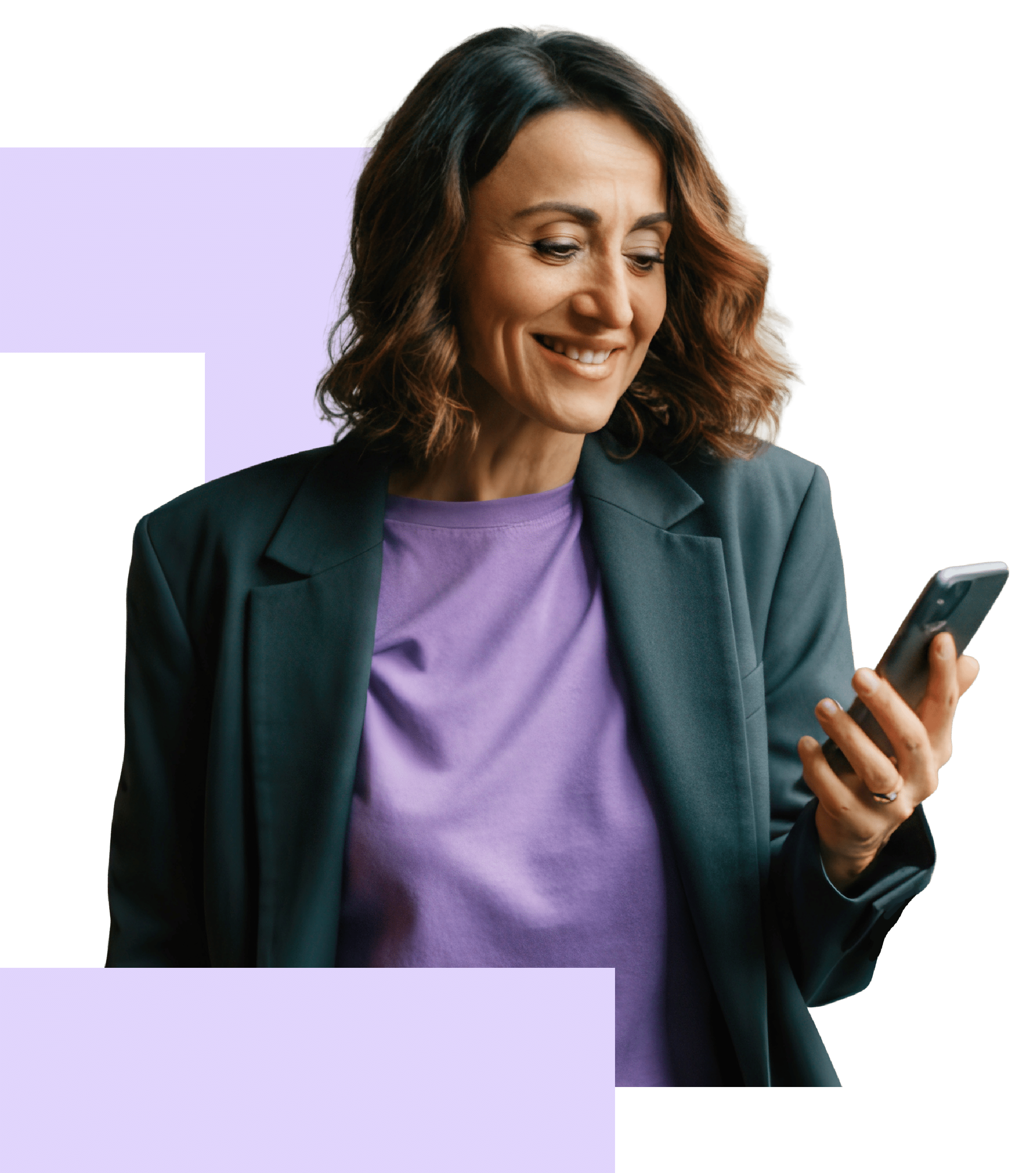Beraterin mit One Beraterin mit Smartphone steht vor der Bildmarke von Europace One.