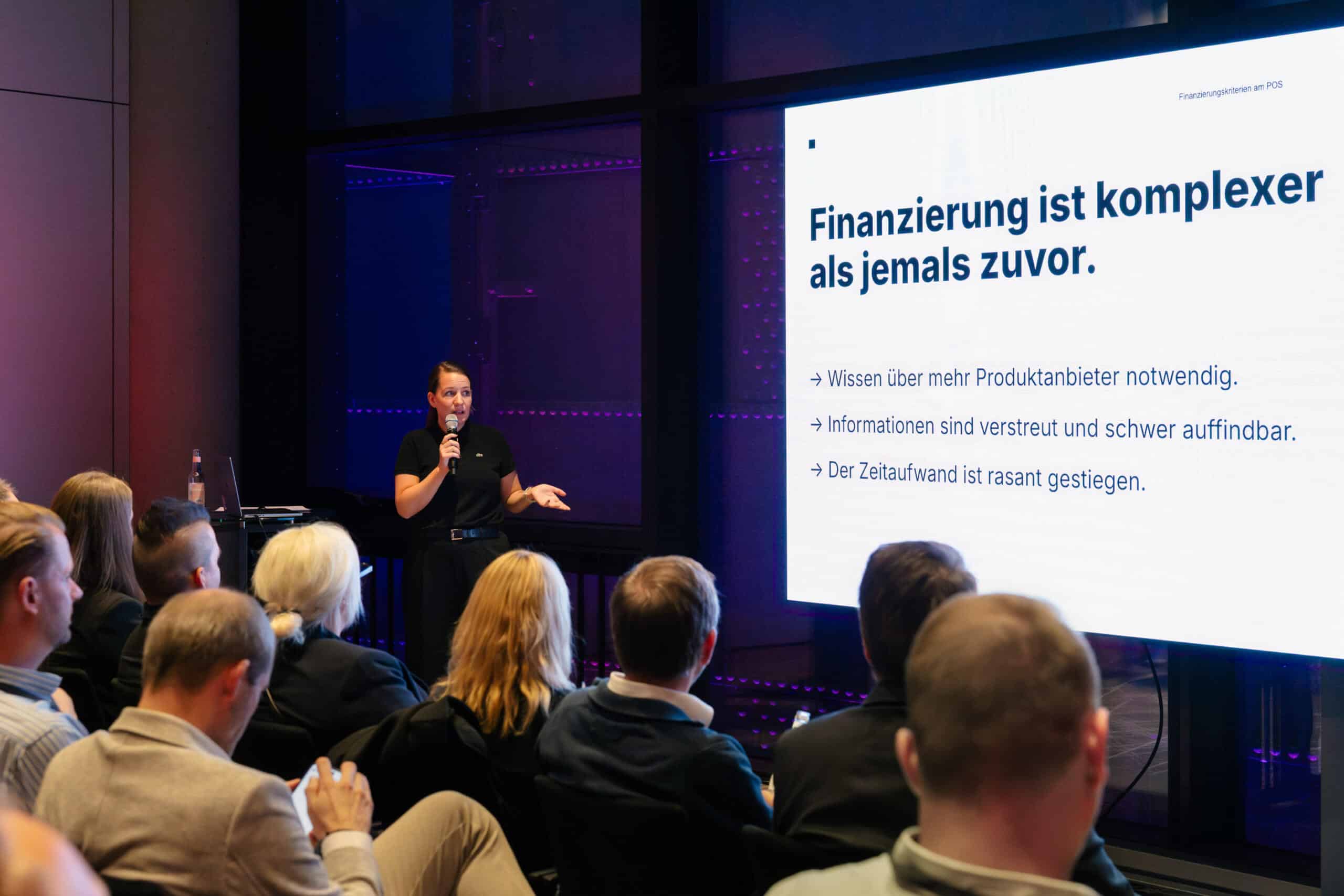 Europace Konferenz – EPK43. Europace Mitarbeitende bei einem Vortrag.