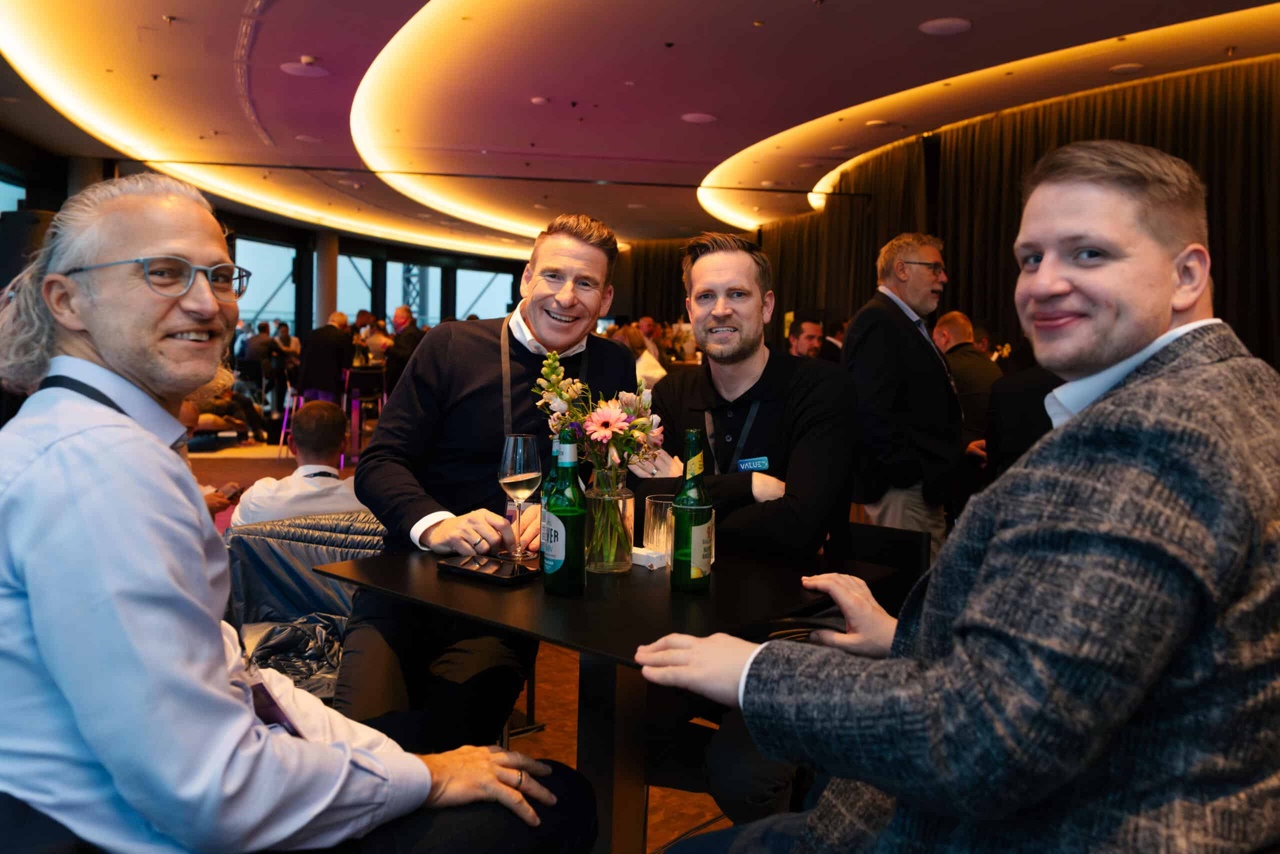 Europace Konferenz – EPK43. Gäste im Gespräch in der Sky Bar des Gasometers im 15. Stock.