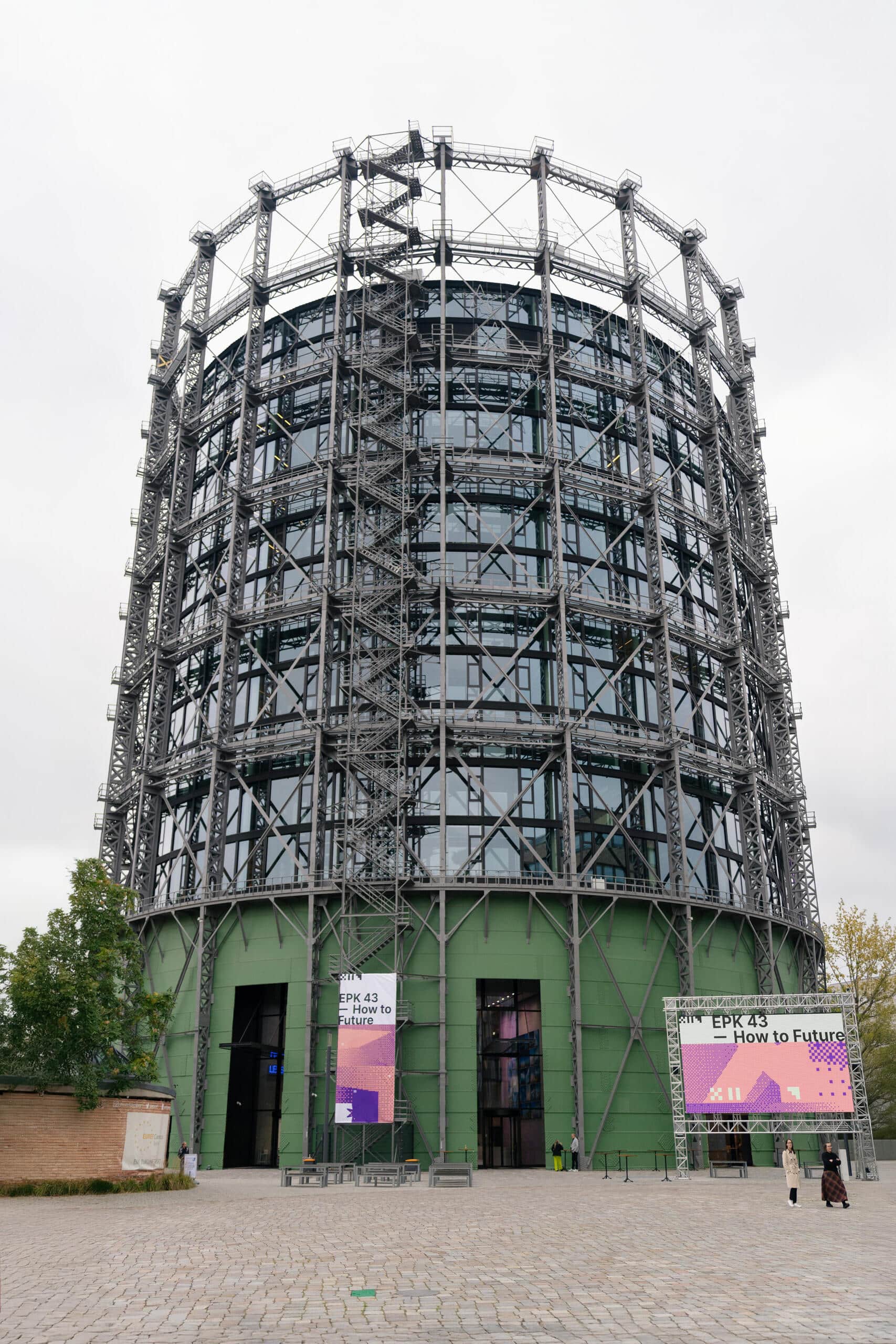 DSC08293xklein Europace Konferenz – EPK43. Die Plaza vor dem Gasometer mit EPK-Banner am Gasometer und einer LED-Leinwand mit der Konferenz-Grafik.
